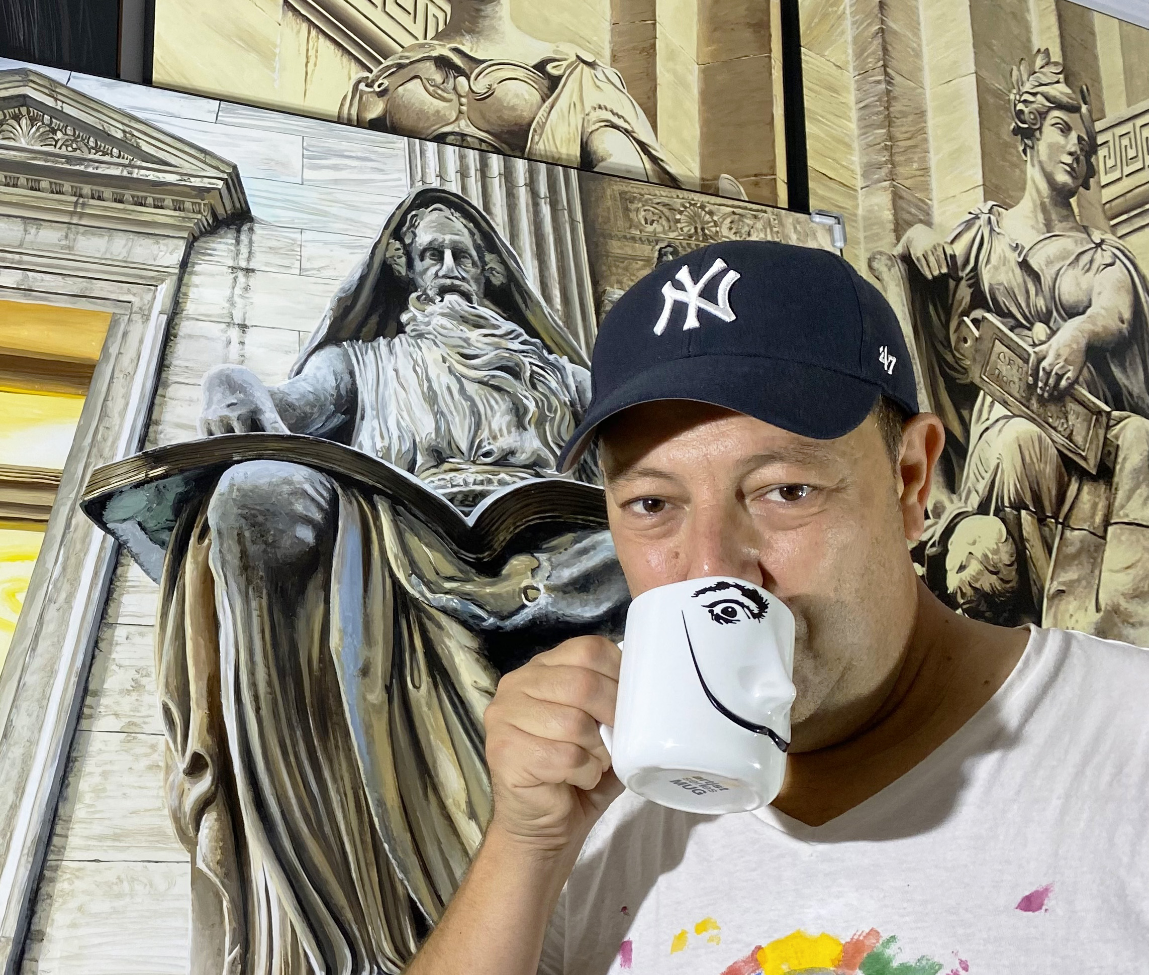 Sócrates Rízquez en un descanso en su estudio, con sus obras sobre esculturas neoyorquinas